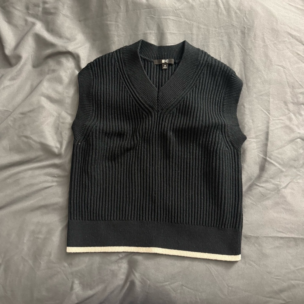 Uniqlo V-Neck Ribbed Knit Sleeveless Sweater Vest in Black with Cream Trim